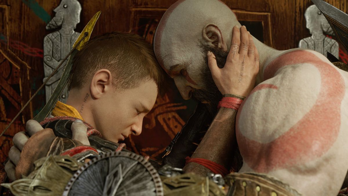 Kratos e Atreus si abbracciano e si divertono alla fine di God of War Ragnarok.