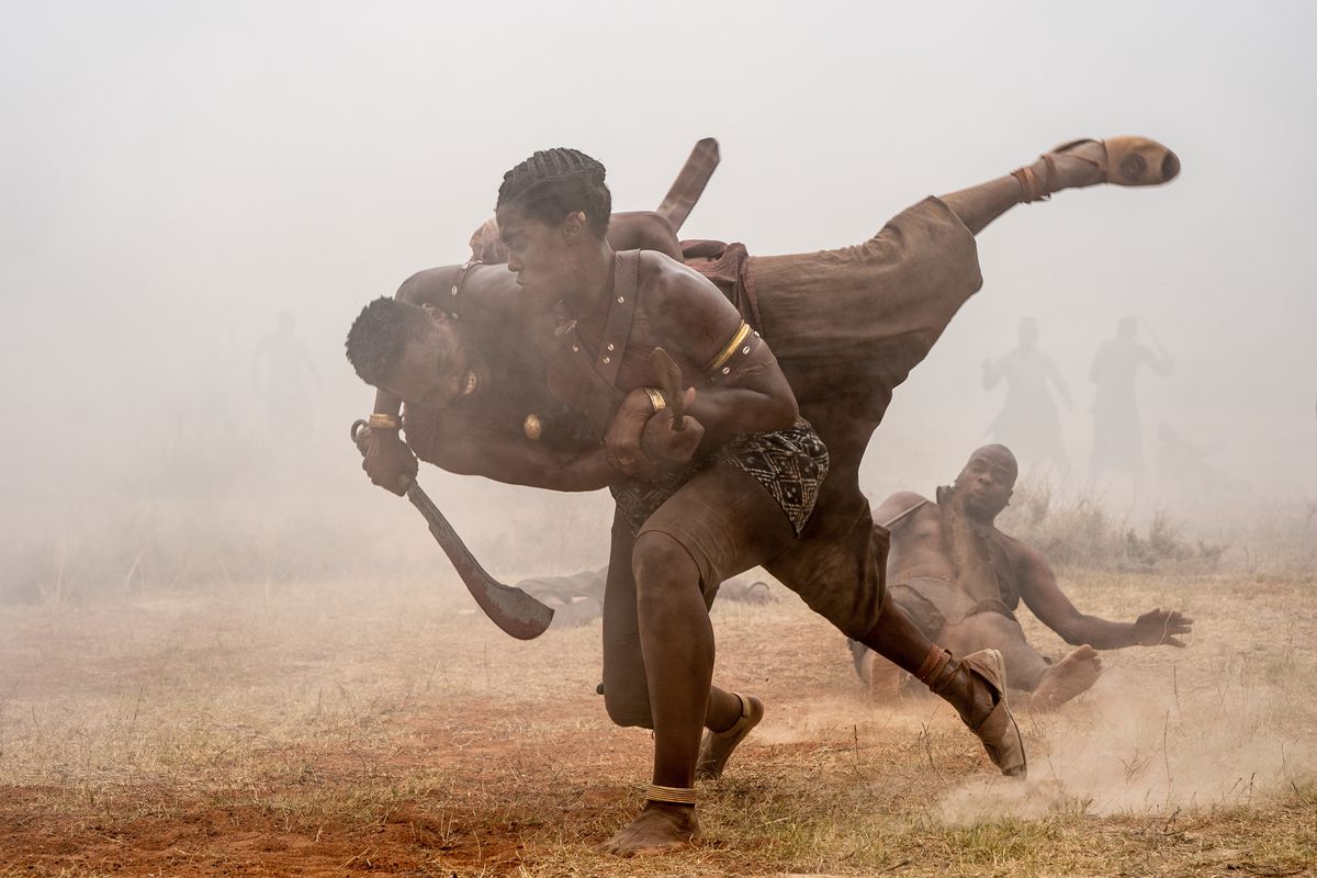 La guerriera Izogie (Lashana Lynch) getta a terra un guerriero maschio durante una battaglia in The Woman King