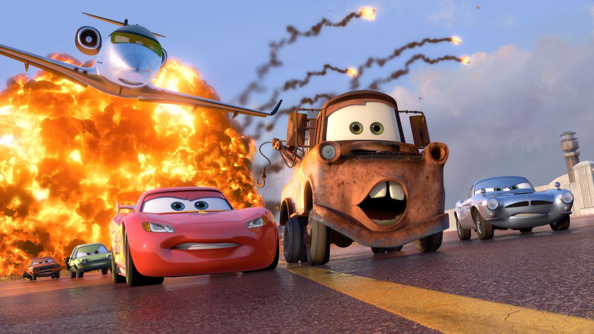 Saetta McQueen e Cricchetto scappano da un'esplosione in Cars 2