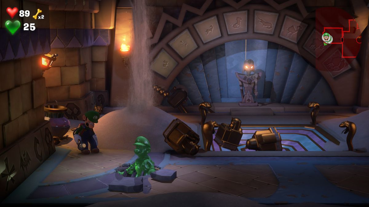 Luigi resta a guardare mentre Gooigi entra in una grata di fogna in una stanza egizia in Luigi's Mansion 3