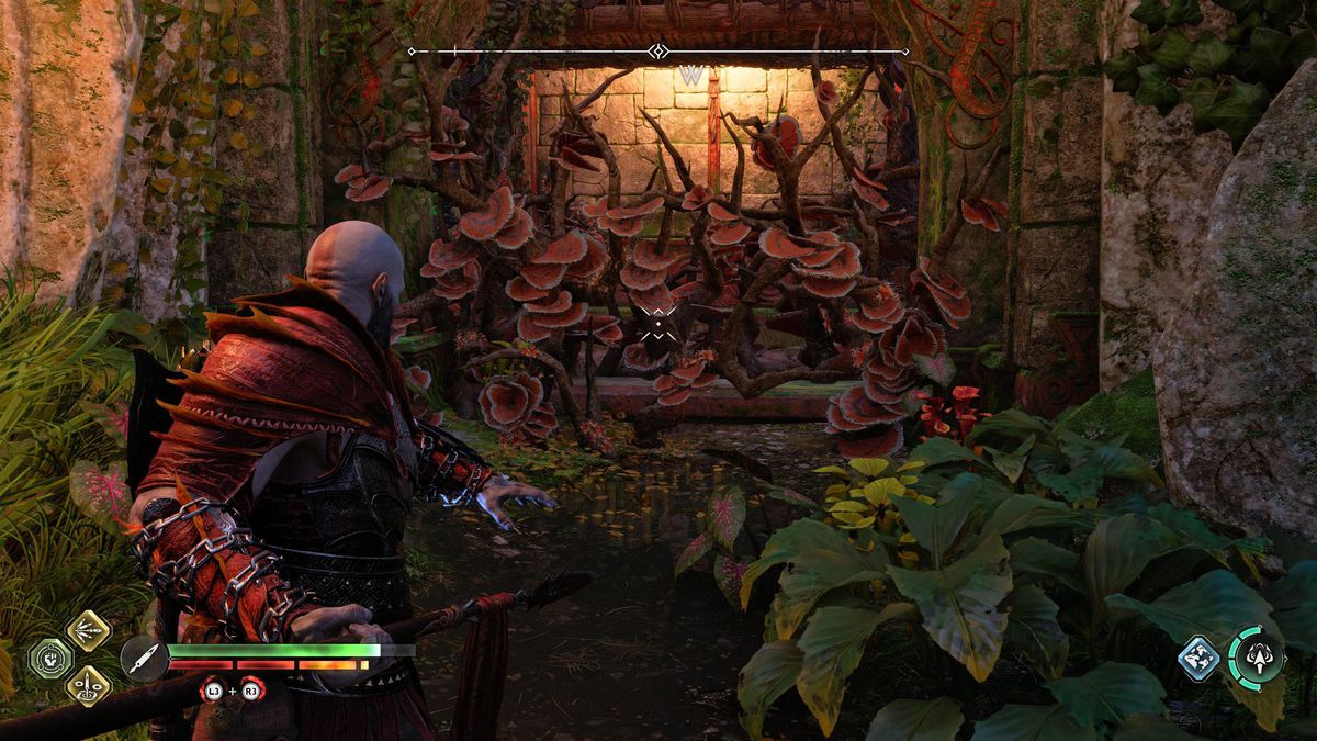 Kratos fissa alcuni rampicanti infiammabili nella regione Vanaheim di God of War Ragnarok.