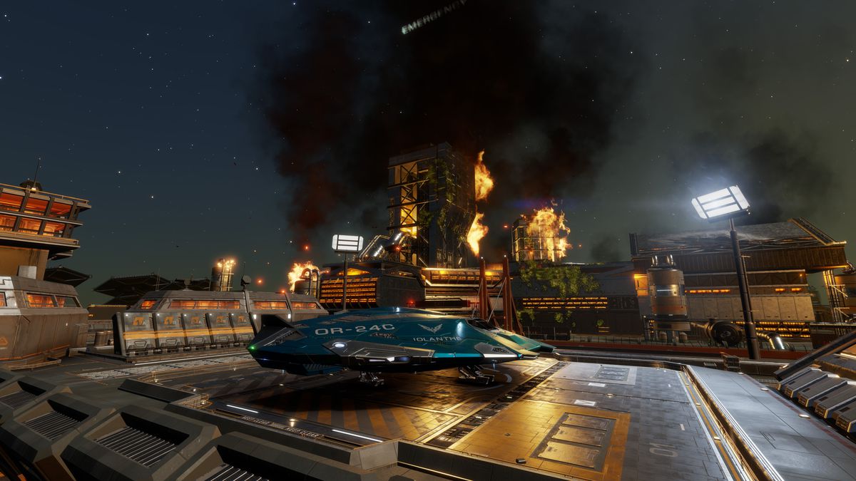 Una città planetaria e una struttura portuale bruciano dopo un assalto dei Thargoid.