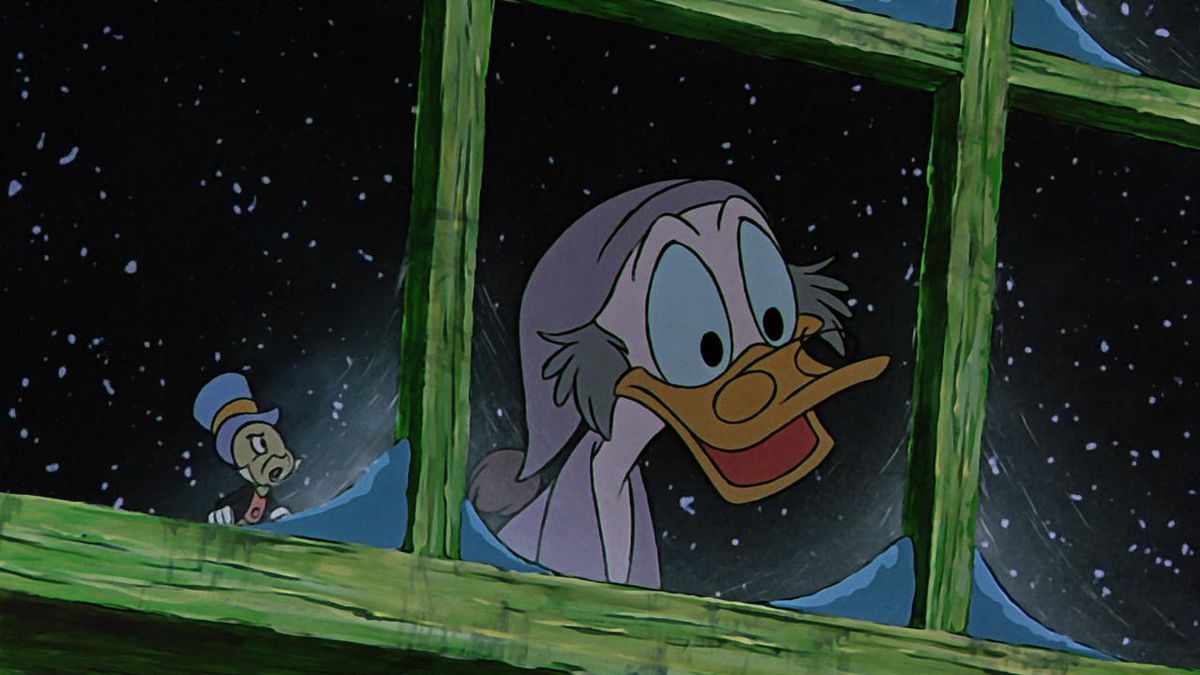 Scrooge McDuck vestito da Ebenezer Scrooge scruta attraverso una finestra gelida con Jiminy Cricket in Mickey's Christmas Carol.