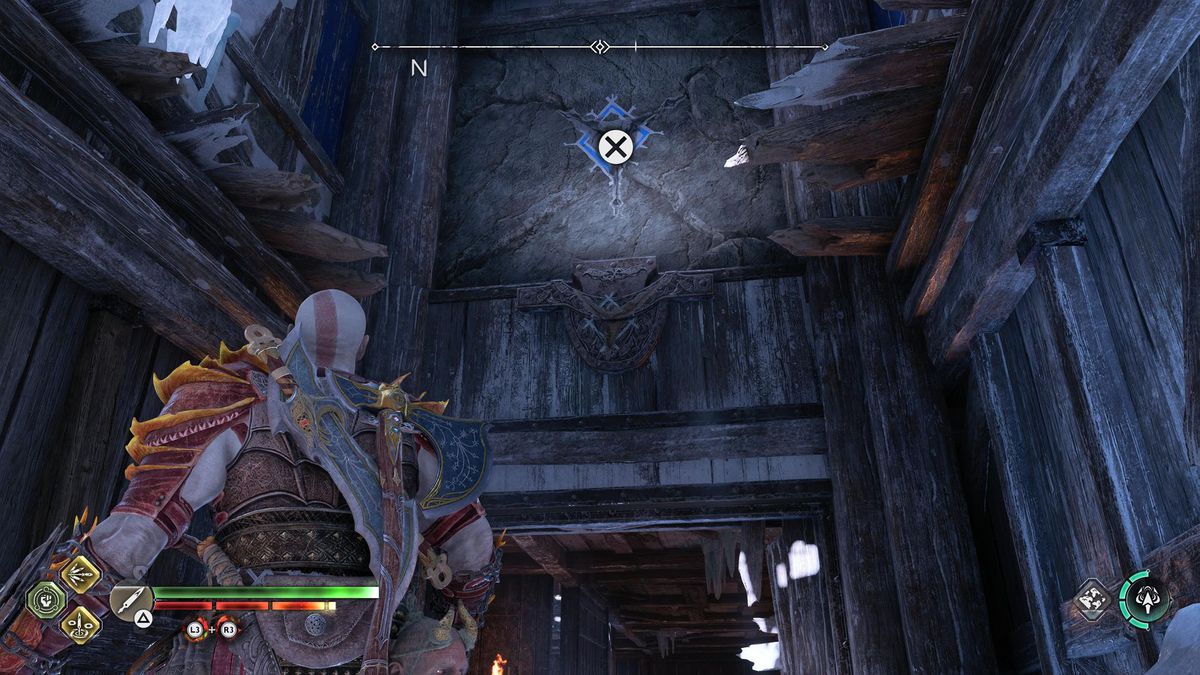 Kratos fissa un muro rotto nella prigione di Nilfheim di God of War Ragnarok.