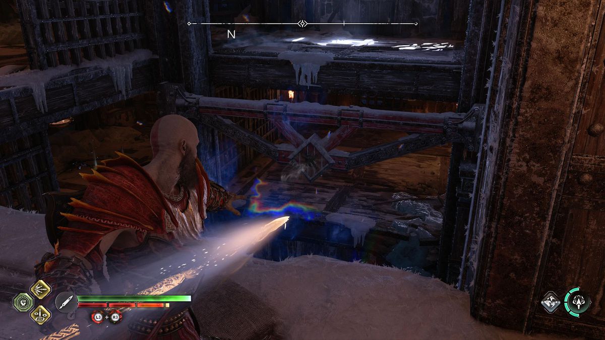 Kratos lancia una lancia contro una crepa nel muro della prigione di Niflheim in God of War Ragnarok.