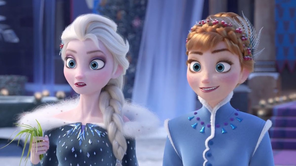 Le principesse Anna ed Elsa, entrambe in abiti formali blu e trecce di capelli, fissano qualcosa fuori campo in Olaf's Frozen Adventure