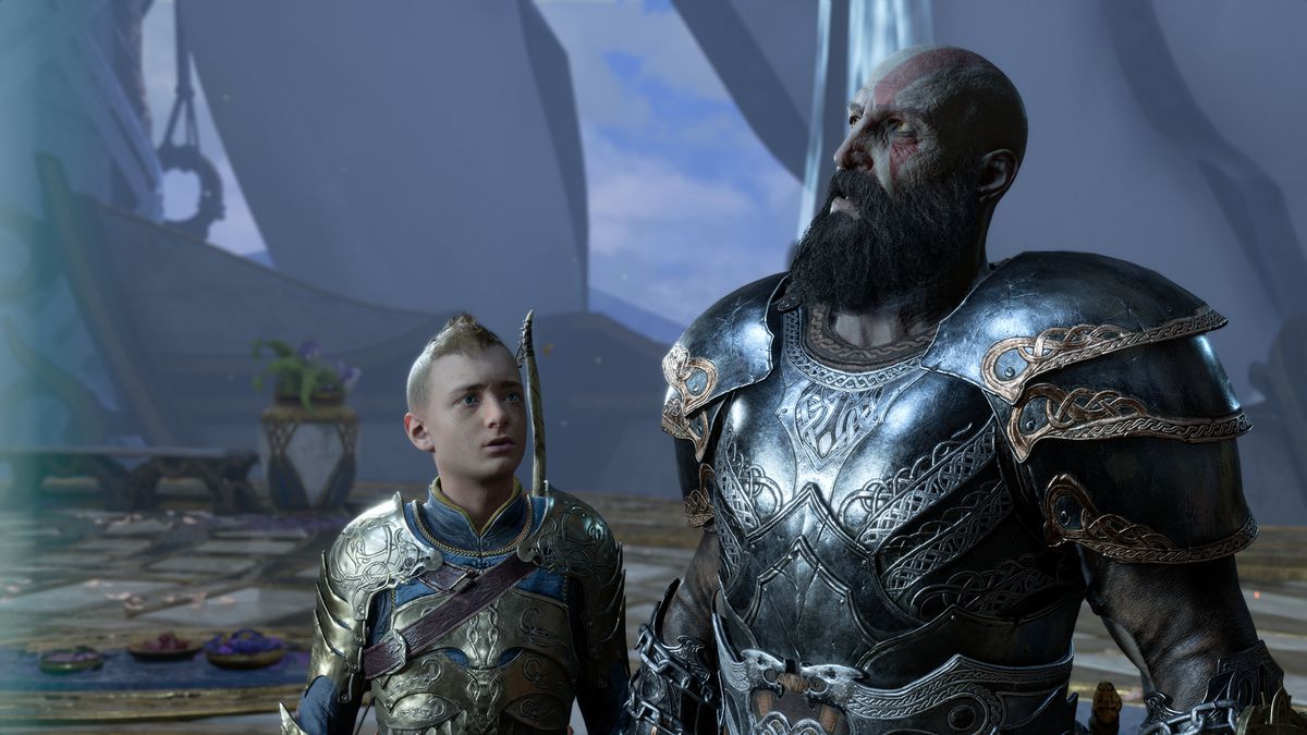Atreus guarda Kratos, che guarda verso l'alto fuori dallo schermo, in God of War Ragnarök, con entrambi i personaggi che indossano armature luccicanti