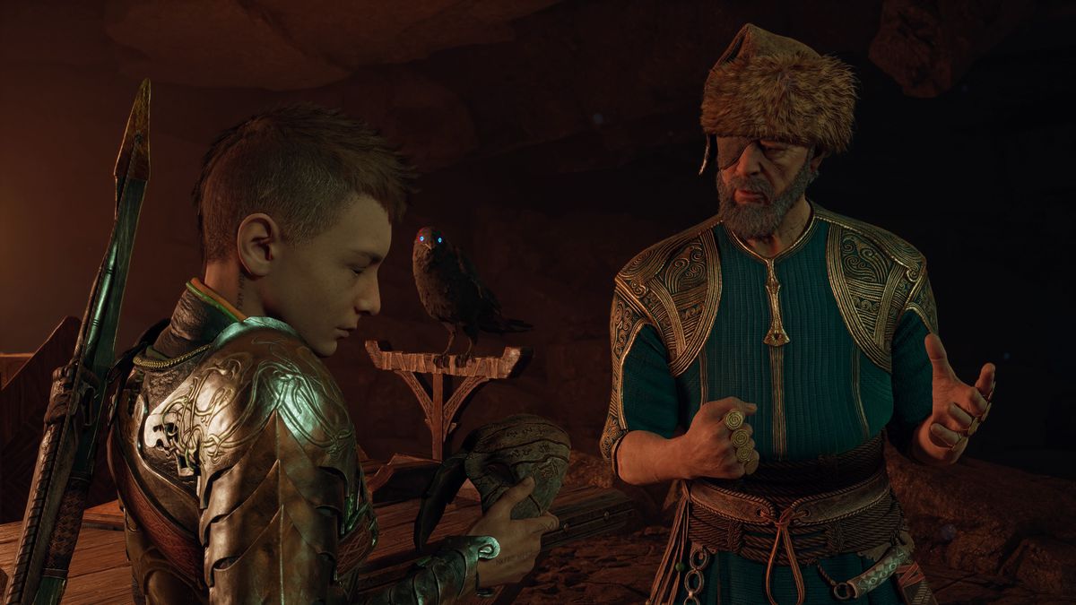 Atreus ispeziona una metà rotta di una maschera di legno mentre Odino guarda in God of War Ragnarök