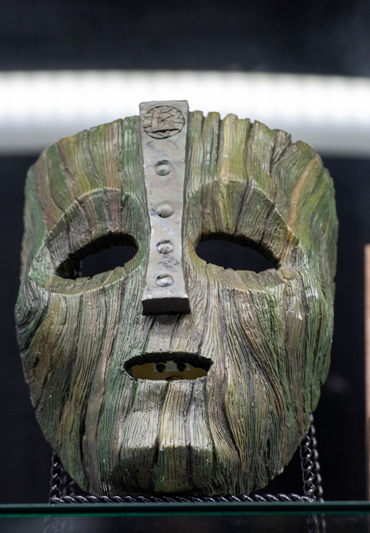 La maschera originale di Jim Carrey dal film The Mask, esposta durante un'anteprima stampa di Iconic Film & TV Memorabilia di Prop Store il 14 maggio 2021 a Valencia, California