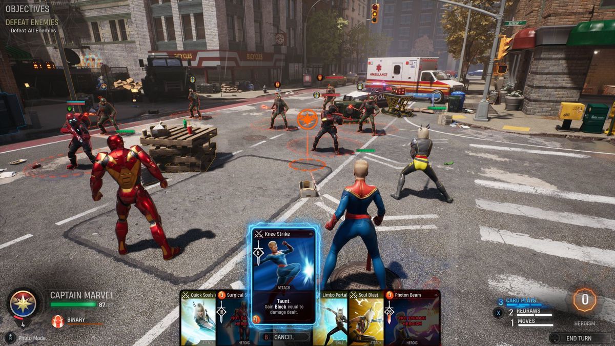 Uno screenshot in-game dei soli di mezzanotte della Marvel, che mostra quattro eroi sul campo di battaglia del gioco: un incrocio nel centro di New York con veicoli danneggiati e detriti che bloccano la strada