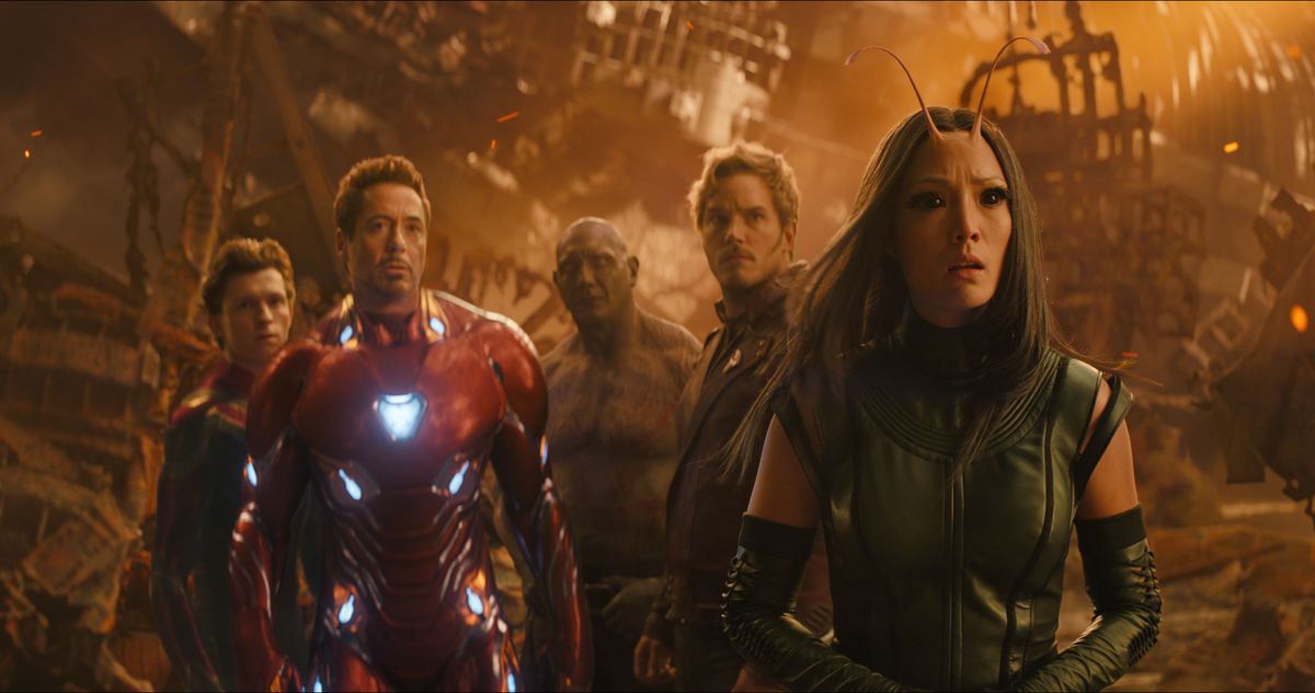 Spider-Man, Iron Man, Drax, Star-Lord e Mantis sembrano tutti perplessi su Titano in Avengers: Infinity War.