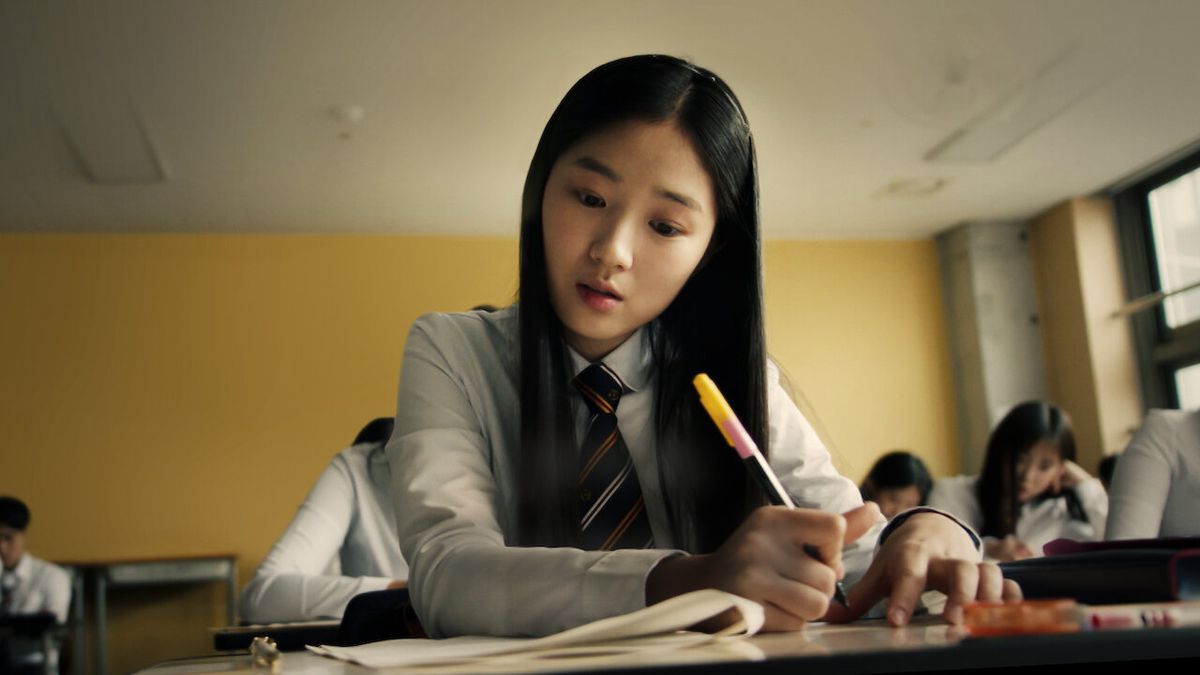 Una ragazzina scrive con una penna a scuola a SKY Castle.