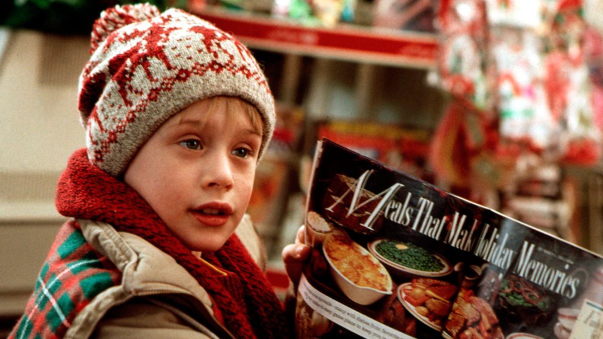 Macaulay Culkin tiene aperta una rivista che pubblicizza una deliziosa cena di Natale a Home Alone.