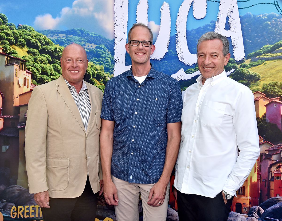 Bob Chapek, Pete Docter e Bob Iger nella foto in piedi davanti all'immagine e al logo del film Pixar Luca