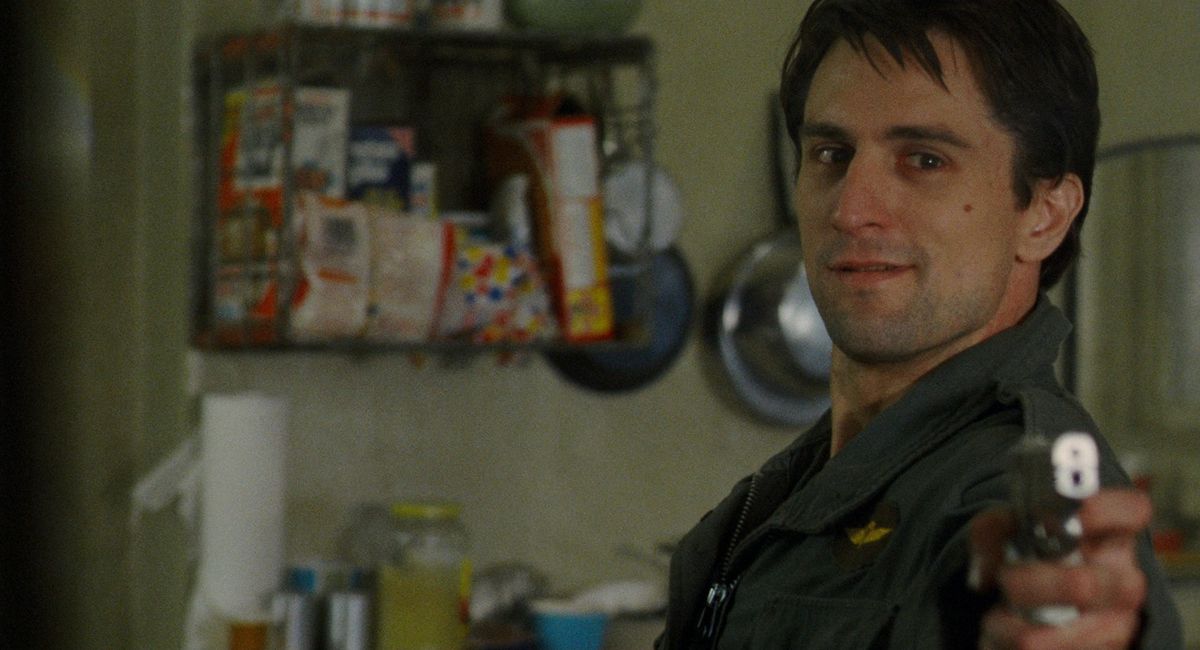 Travis Bickle (Robert De Niro) punta una pistola in Taxi Driver