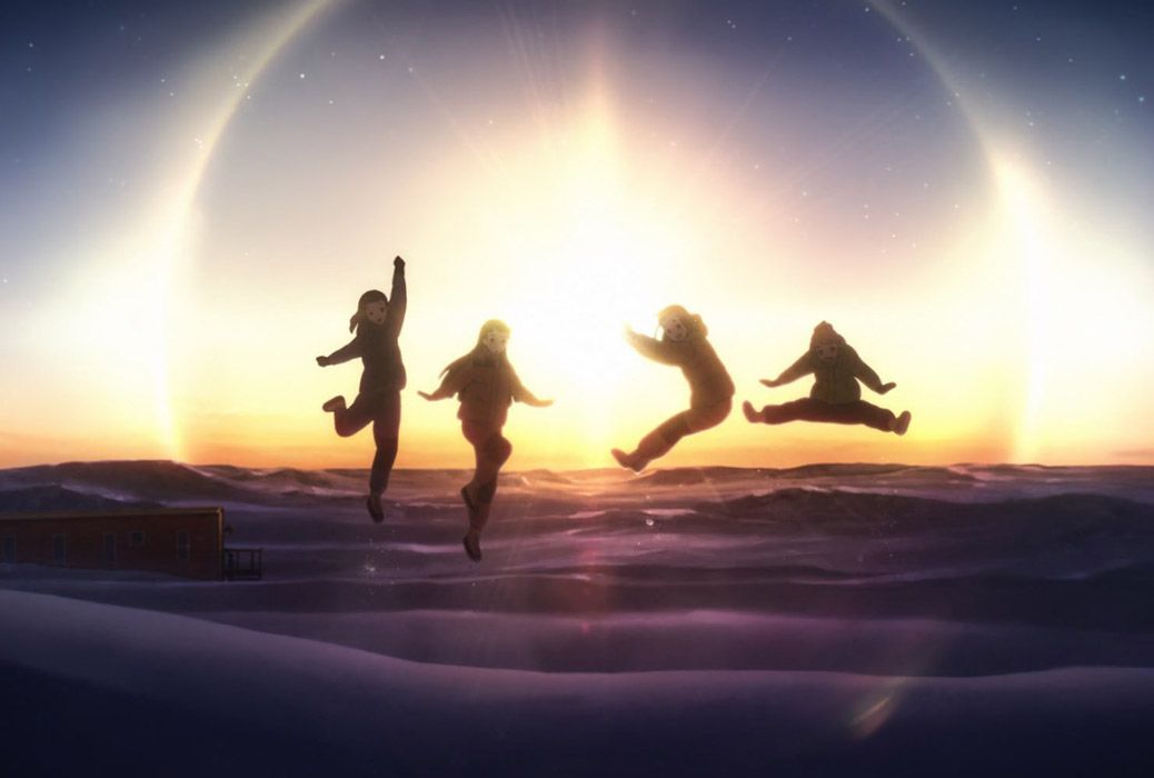 Quattro ragazze anime in abiti invernali saltano all'unisono davanti a un tramonto artico.