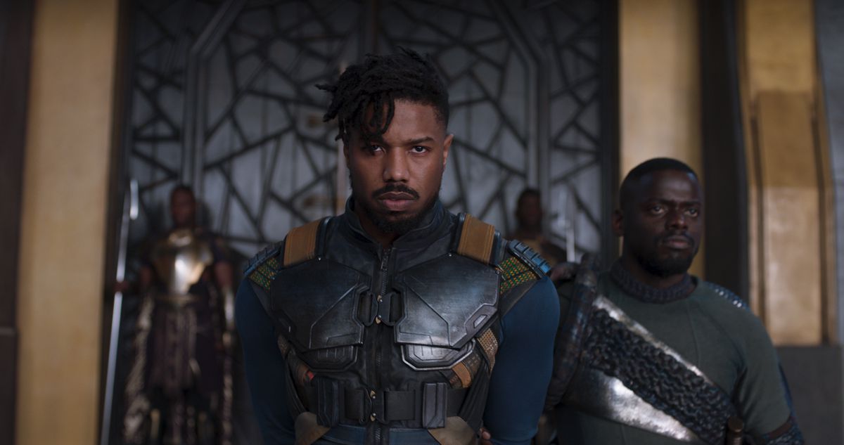 Erik Killmonger (Michael B. Jordan) entra nella sala del trono del Wakanda, seguito da W'Kabi (Daniel Kaluuya) in Black Panther del 2018