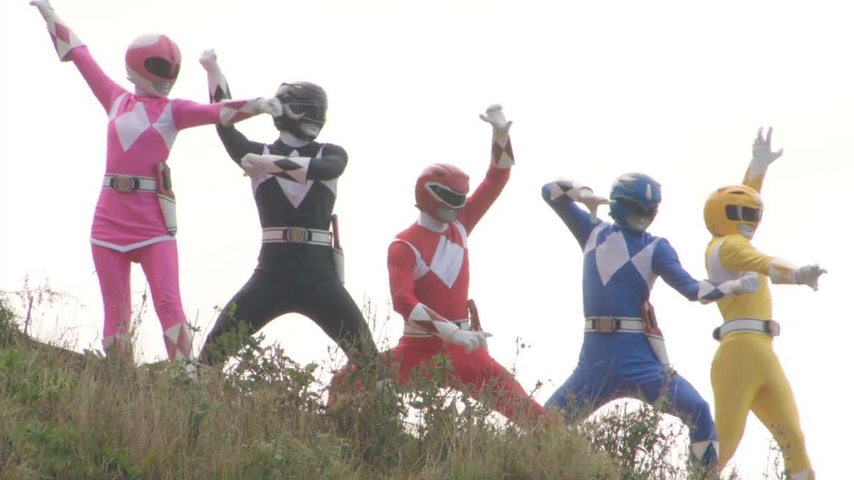 I cinque Power Rangers in piedi e in posa