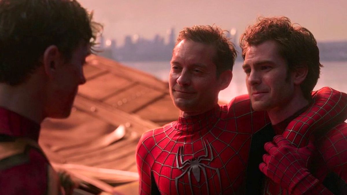 Tobey Maguire e Andrew Garfield di Spider-Man, entrambi malconci e sporchi, si sostengono a vicenda e sorridono al compagno di Spider-Man Tom Holland in Spider-Man: No Way Home