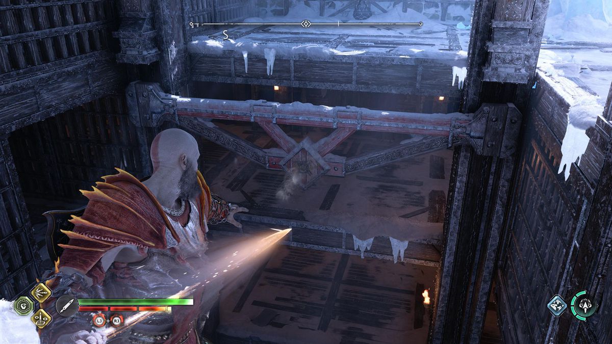 Kratos prepara una lancia da lanciare contro un muro nella prigione di Niflheim in God of War Ragnarok.