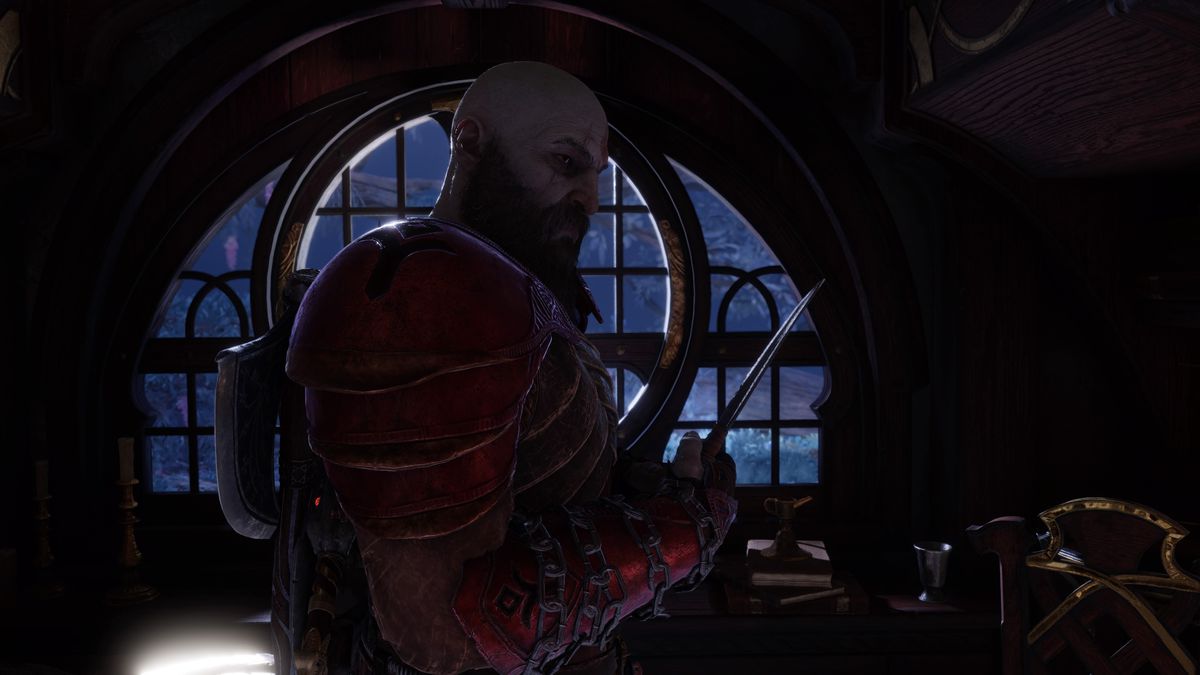 Kratos guarda un coltello che Atreus gli ha lasciato da trovare in God of War Ragnarök