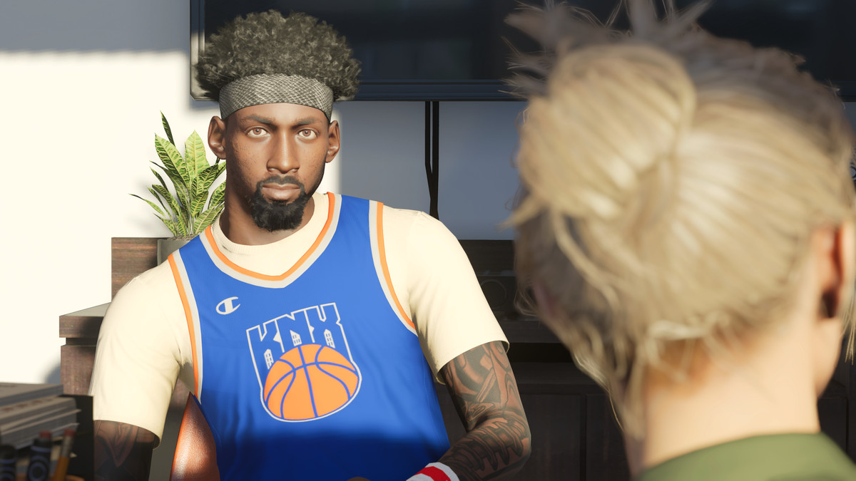 Il giocatore creato da NBA 2K23, che indossa una canotta dei Knicks Gaming e una fascia in pelle di serpente, siede in un ufficio in piena luce mattutina e parla con uno dei suoi manager, che è in primo piano
