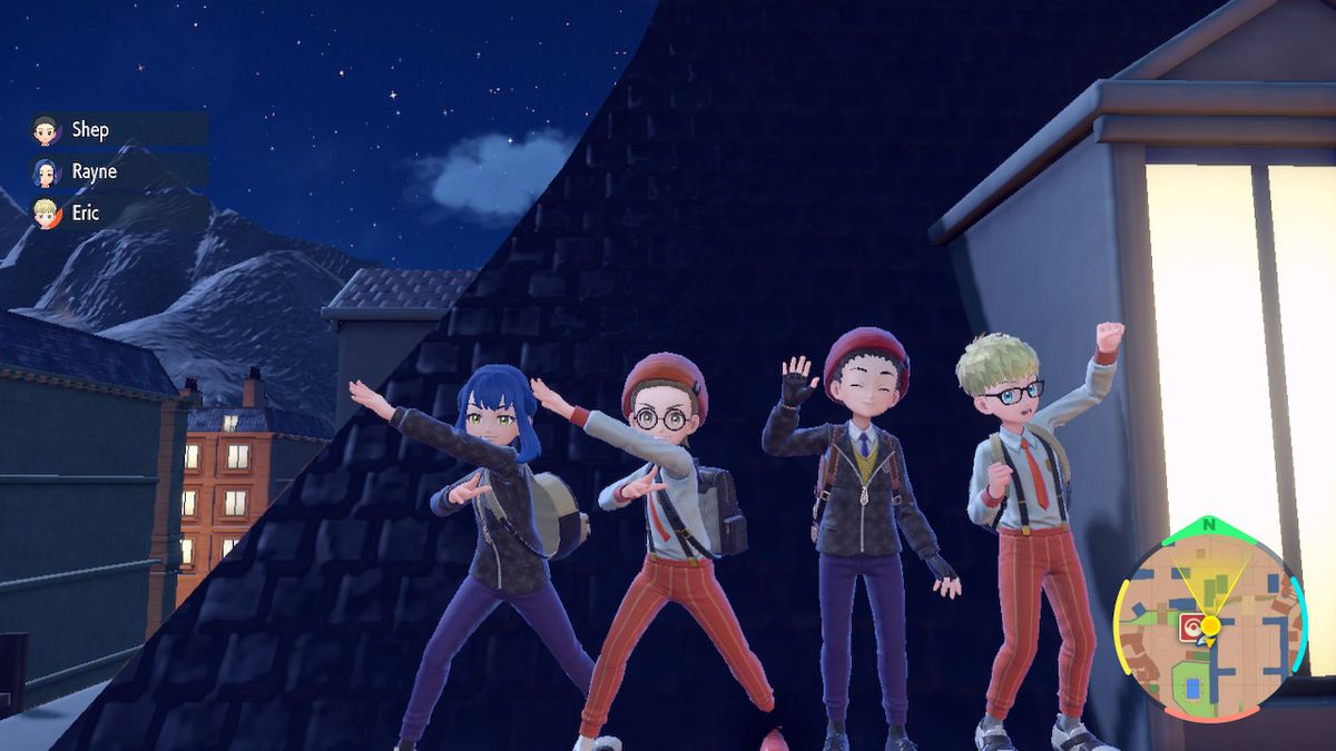 Quattro allenatori di Pokémon in Scarlet e Violet posano su un tetto, ciascuno emotivo uno accanto all'altro come una squadra cooperativa
