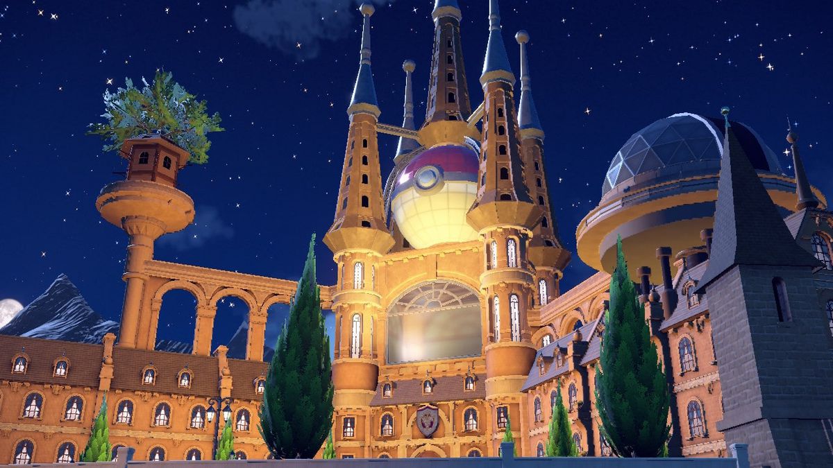 L'Accademia Uva in Pokémon Scarlet è illuminata di notte, con una gigantesca Pokéball tra le sue torrette più in alto