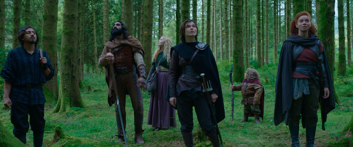 Il cast di Willow su Disney+, vestito con abiti fantasy e in piedi in una foresta, tra cui Willow, Graydon, Boorman, Dove, Jade e Kit.