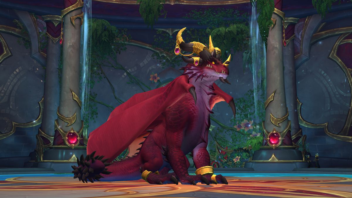 World of Warcraft: Dragonflight - Alextrasza, l'Aspetto dello Stormo dei Draghi Rossi, si trova in una stanza di pietra nella sua forma di drago.  È un grande drago rosso ornato di pesanti accessori d'oro sopra le sue corna.