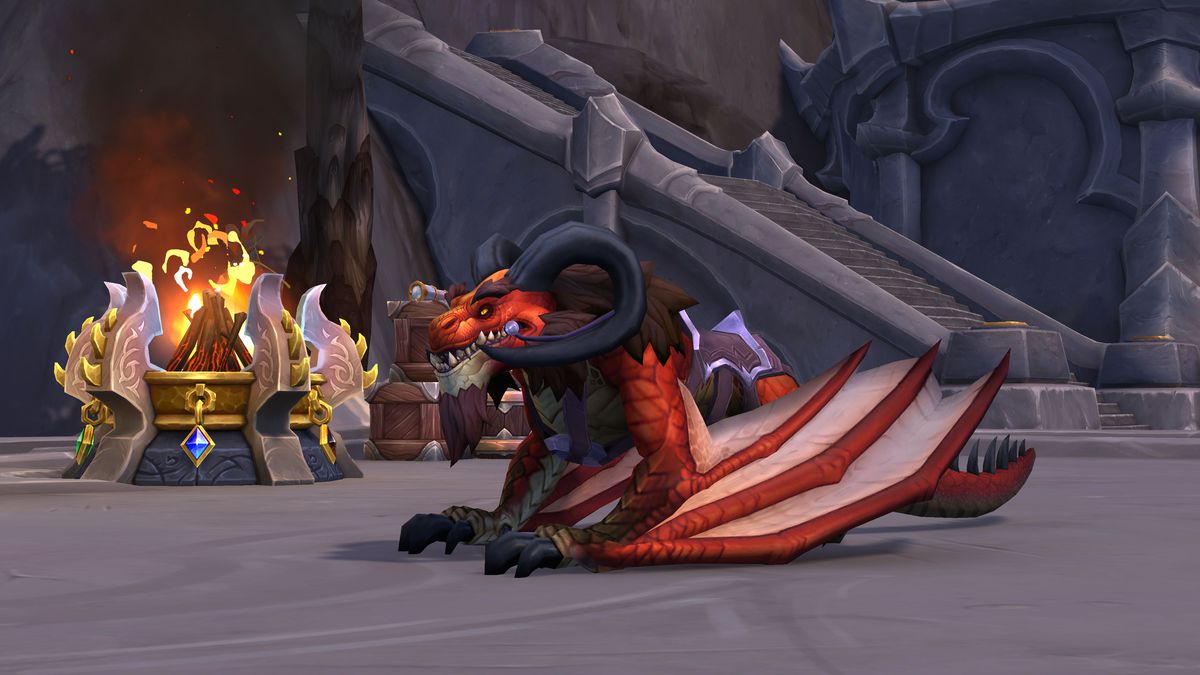 World of Warcraft: il drago compagno di un giocatore, in fase di personalizzazione.  Questo drago è una bestia con le corna e i denti con artigli pesanti e ali piegate ai lati.