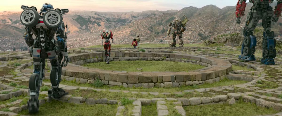 Un gruppo di Transformers si allontana dalla telecamera su alcune antiche rovine in Transformers: Rise of the Beasts