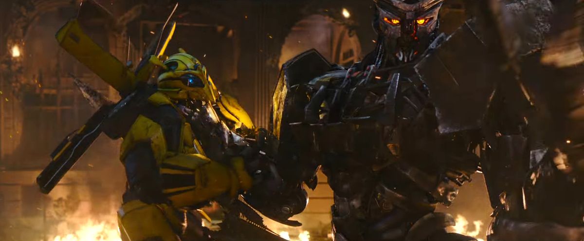 Scourge un trasformatore appuntito trafigge Bumblebee attraverso il busto in Transformers: Rise of the Beasts
