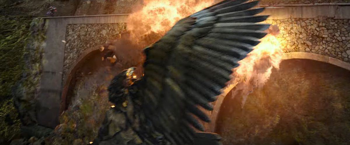 Arizor l'uccello Transformer piomba intorno a un'esplosione su un ponte in Transformers: Rise of the Beasts