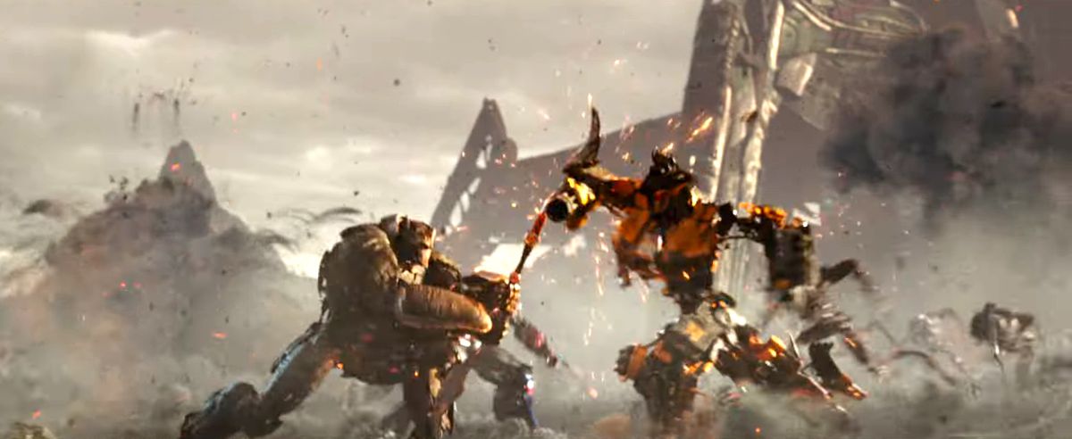 Optimus Primal in forma di robot combatte un Transformer giallo con una lancia in Transformers: Rise of the Beasts
