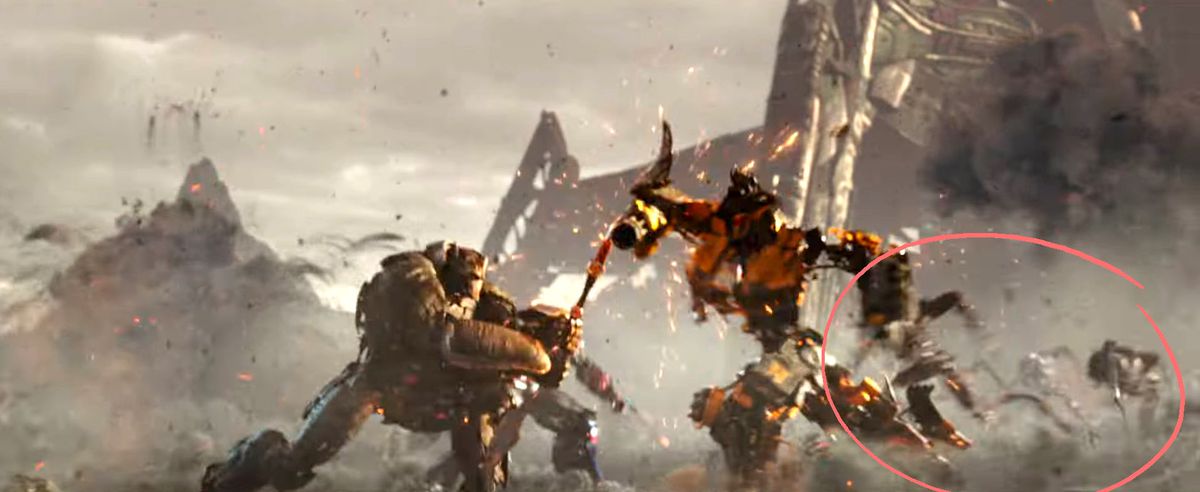 Una cornice di due Transformer che combattono con un cerchio sullo sfondo che indica alcuni Transformer indistinguibili che combattono anche in Transformers: Rise of the Beasts