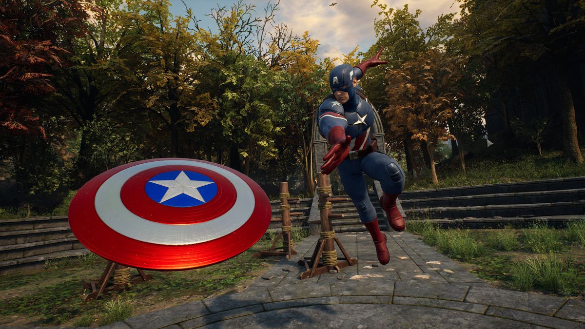 Capitan America lancia il suo scudo mentre fluttua in aria con alcuni manichini di legno sullo sfondo.