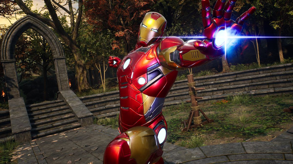 Iron Man carica un attacco in una sessione di allenamento in un ambiente gotico all'aperto.