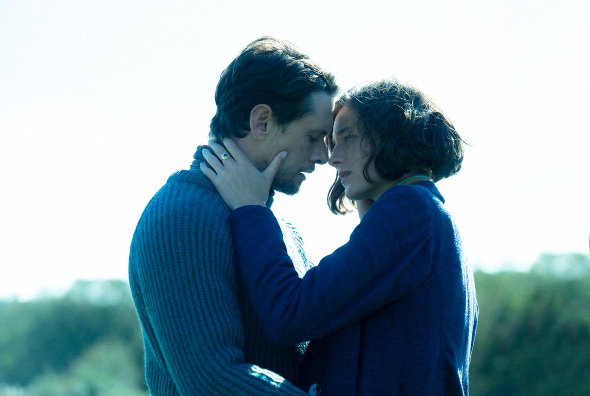 Un uomo (Oliver O'Connell) e una donna (Emma Corrin) che si abbracciano.