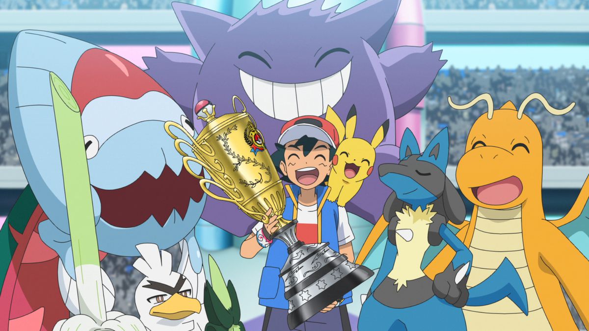 Un'immagine di Ash che tiene in mano il trofeo per la Pokemon World Coronation Series.  Sta sorridendo con la sua squadra: Pikachu, Dracovish, Gengar, Sirfetch'd, Lucario e Dragonite.