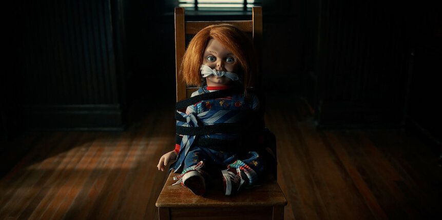 Chucky la bambola è legata con la bocca tappata dentro Chucky.