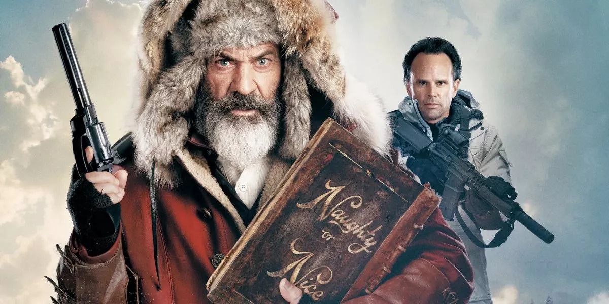 Chris Kringle (Mel Gibson), che indossa un cappotto rosso e un enorme ushanka invernale peloso, tiene in mano un grosso revolver e stringe un libro etichettato 