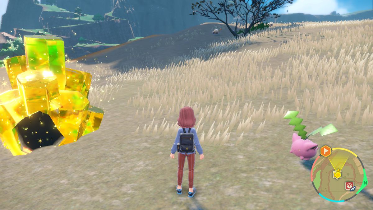 Il giocatore in Pokémon Scarlet si trova tra uno scintillante cristallo giallo, che segna un Tera Raid, e il Pokémon rosa simile a una pianta Hoppip.