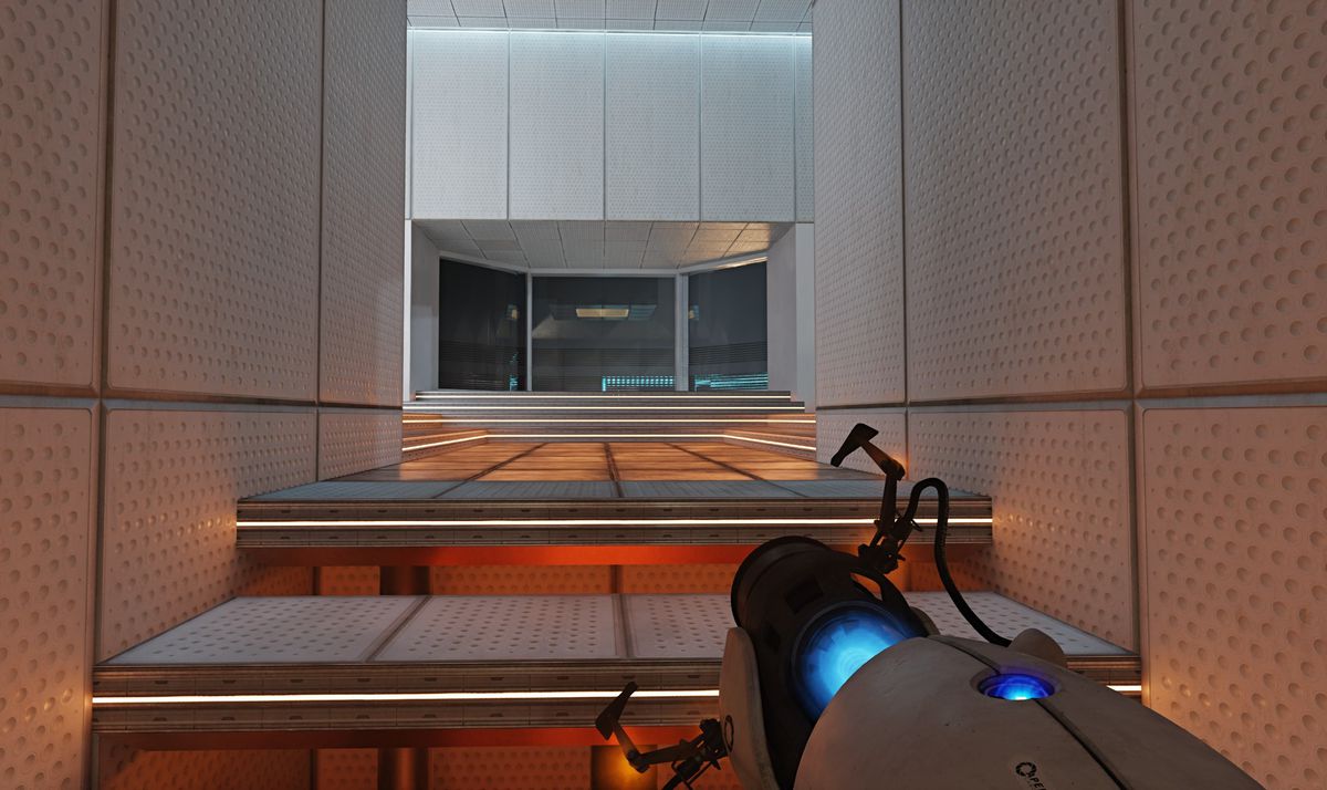 Un giocatore sale una rampa di scale in Portal.  C'è un bagliore arancione proveniente da sotto le scale, che si riflette sui muri industriali che racchiudono la scala.