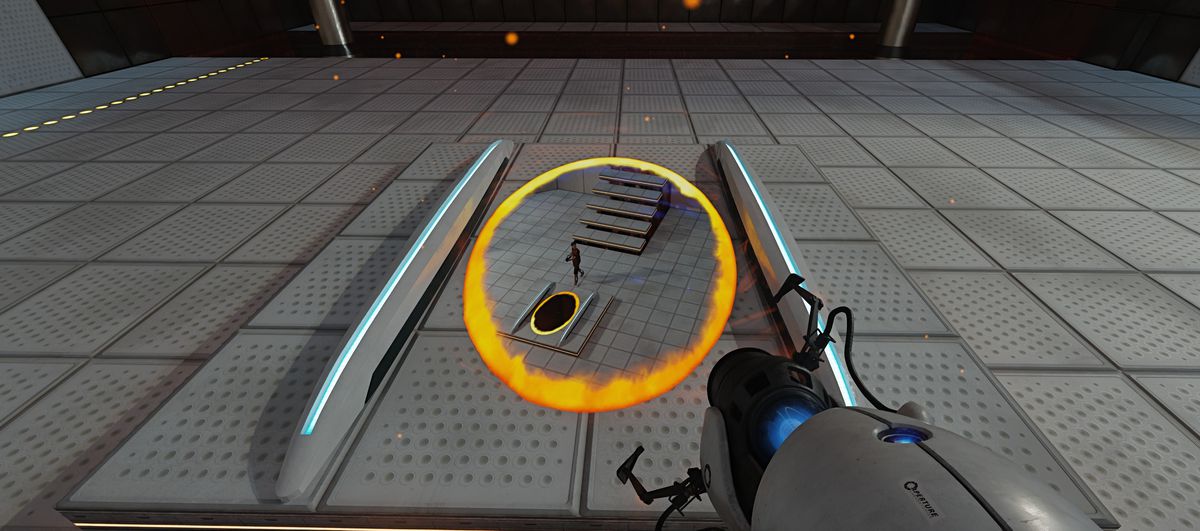 Il giocatore guarda un portale nel pavimento in Portal.  Il portale mostra una vista del giocatore dall'alto, indicando che il secondo portale è posizionato sopra di loro da qualche parte.