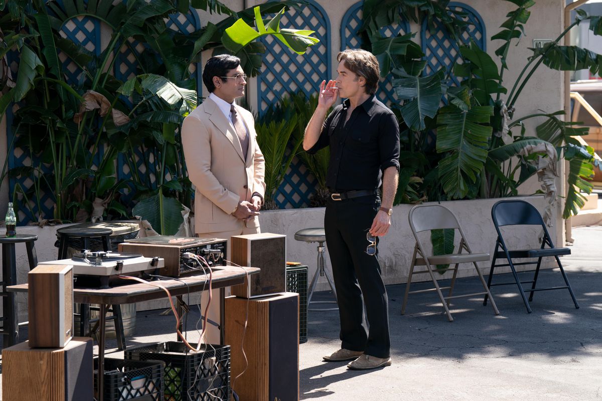 Steve (Kumail Nanjiani) e Nick (Murray Bartlett) in piedi e parlano, mentre Nick fuma una sigaretta