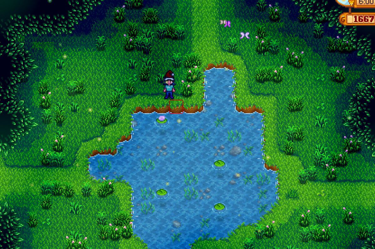 Uno screenshot di Stardew Valley modificato con Deepwoods.  Il giocatore si trova di fronte a uno stagno, in un'area verdeggiante.