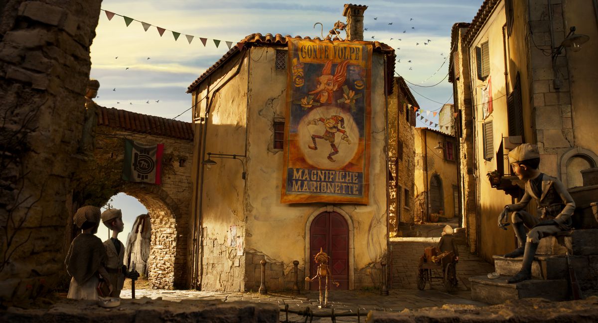 Pinocchio si trova nella strada del suo villaggio italiano sotto un poster del circo.  C'è una scimmia sul tetto
