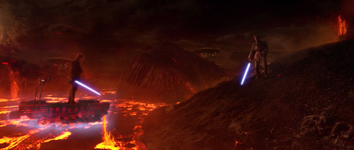 Anakin Skywalker affronta Obi-Wan Kenobi sui campi di lava di Mustafar.