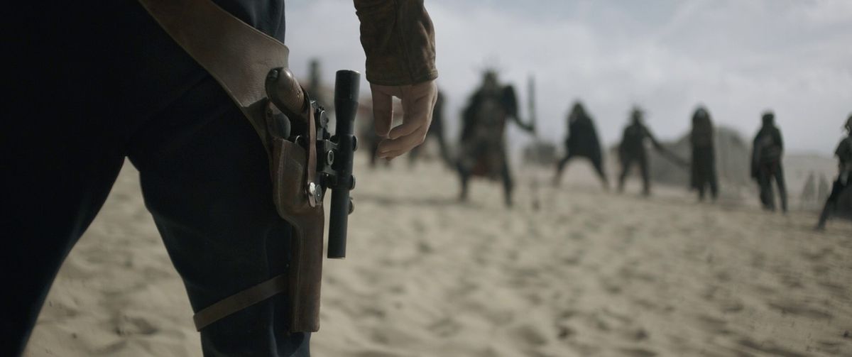 Alden Ehrenreich nei panni di Han Solo, che allena la mano sul suo blaster in una resa dei conti.